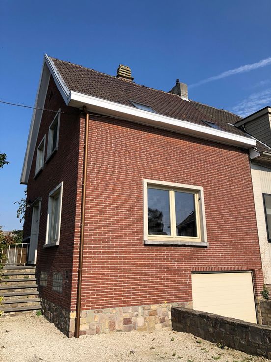 Woning met garage, fietsenberging en extra autostaanplaats.