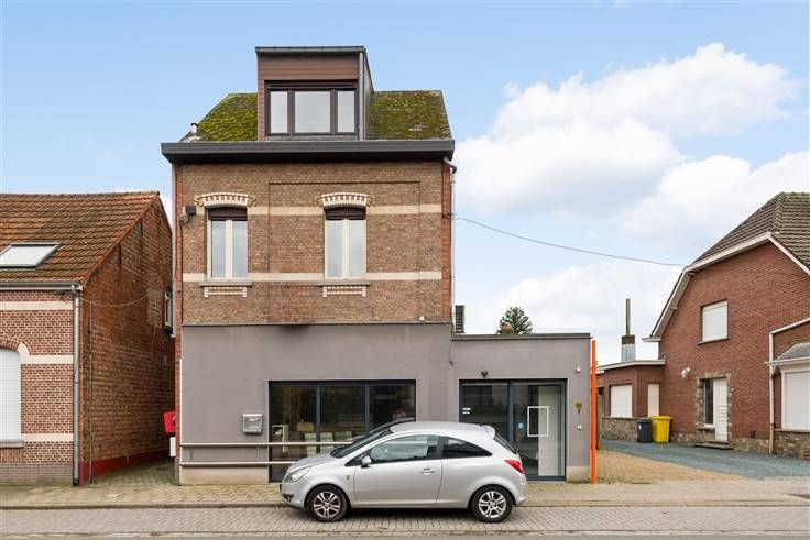 Woning met 4 slpk's, handelsruimte en magazijn