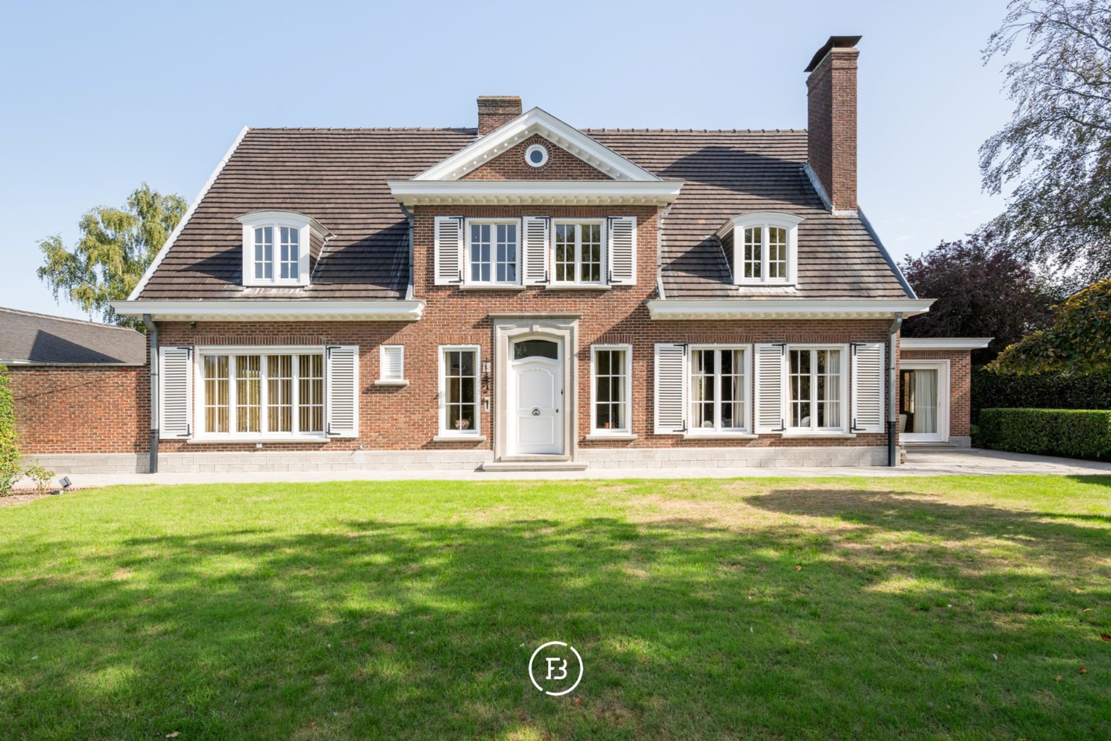 6-room detached & villa of 316 m²