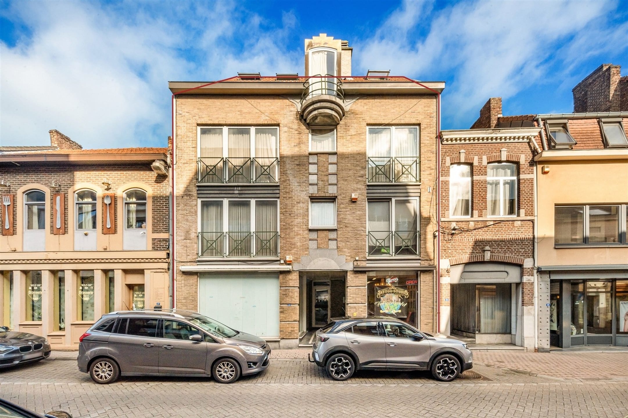 Gebouw met 2 handelspanden en 5 appartementen