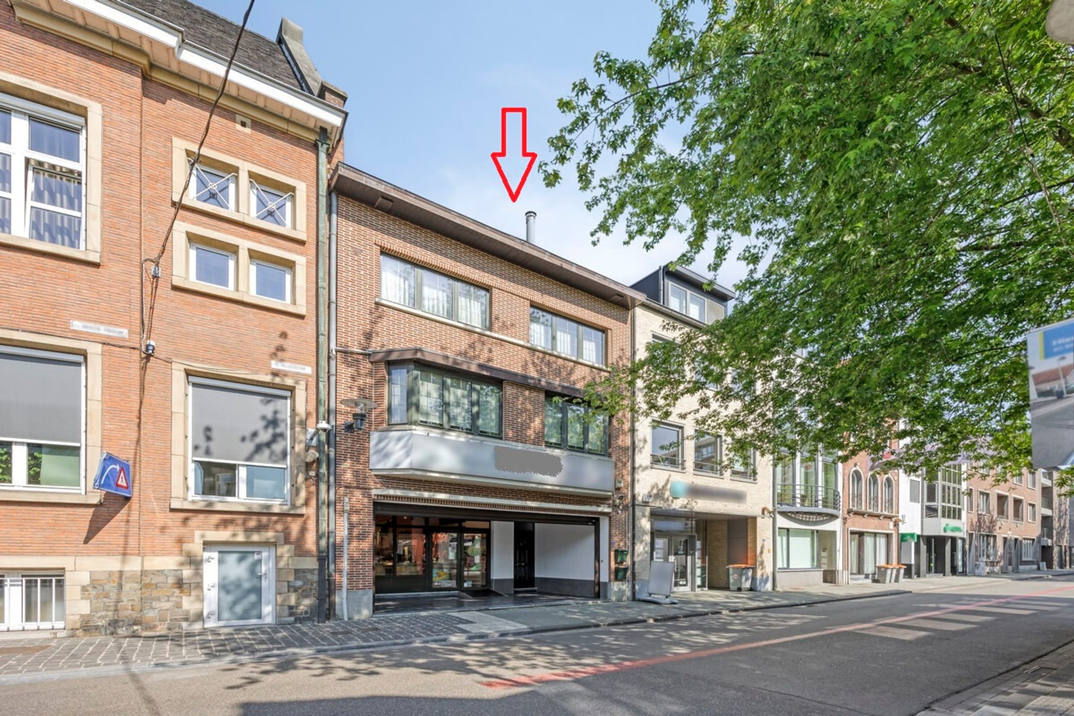 Geheel van duplex en verhuurd handelsgelijkvloers in cen...