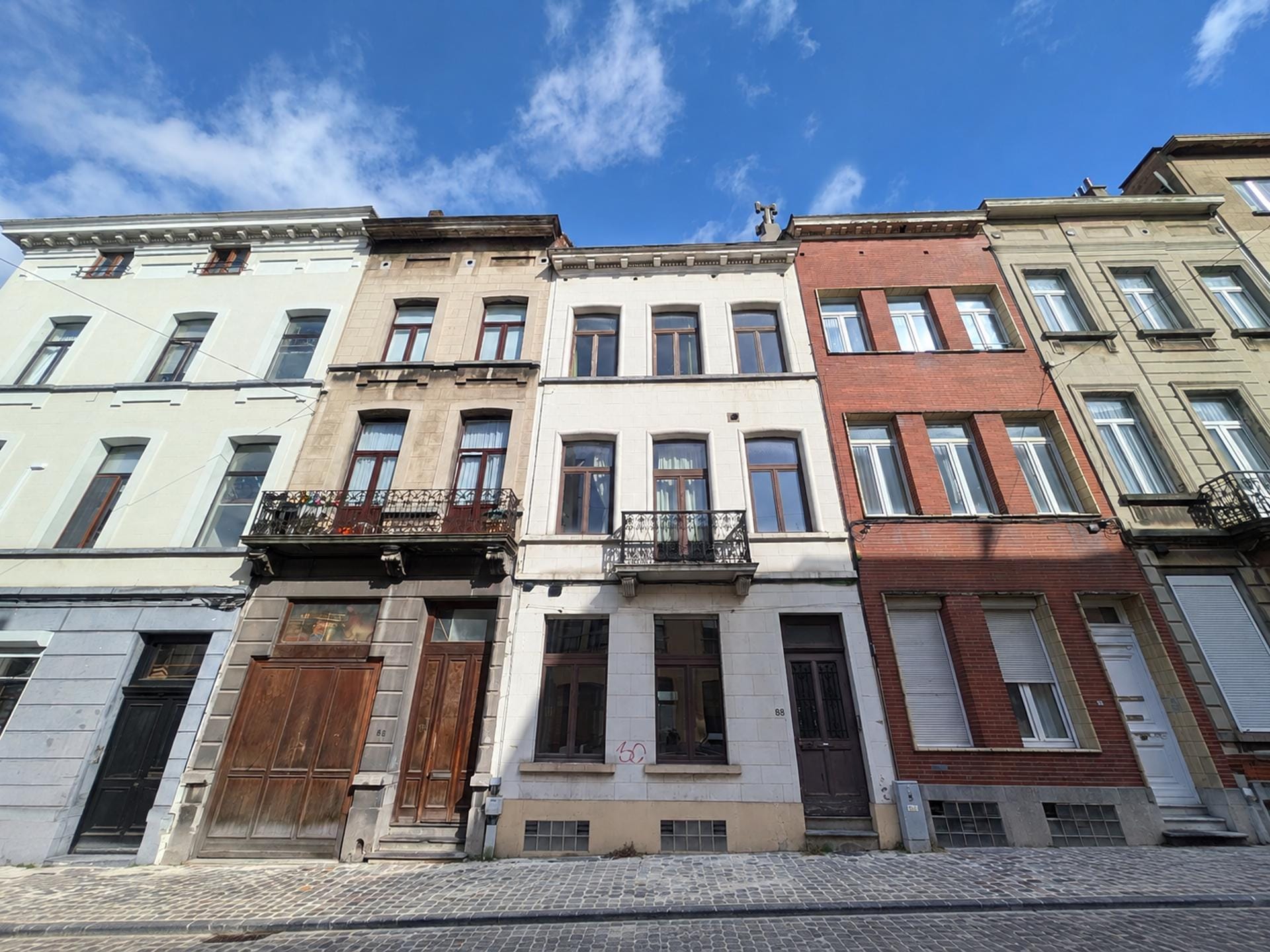 8-room house & single family of 325 m²