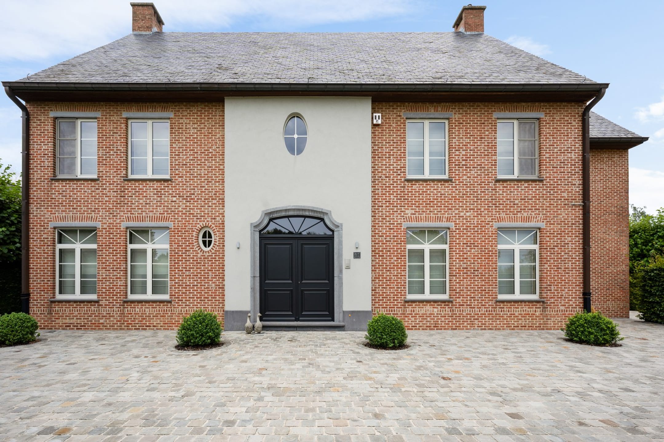 25-room house & single family of 550 m²