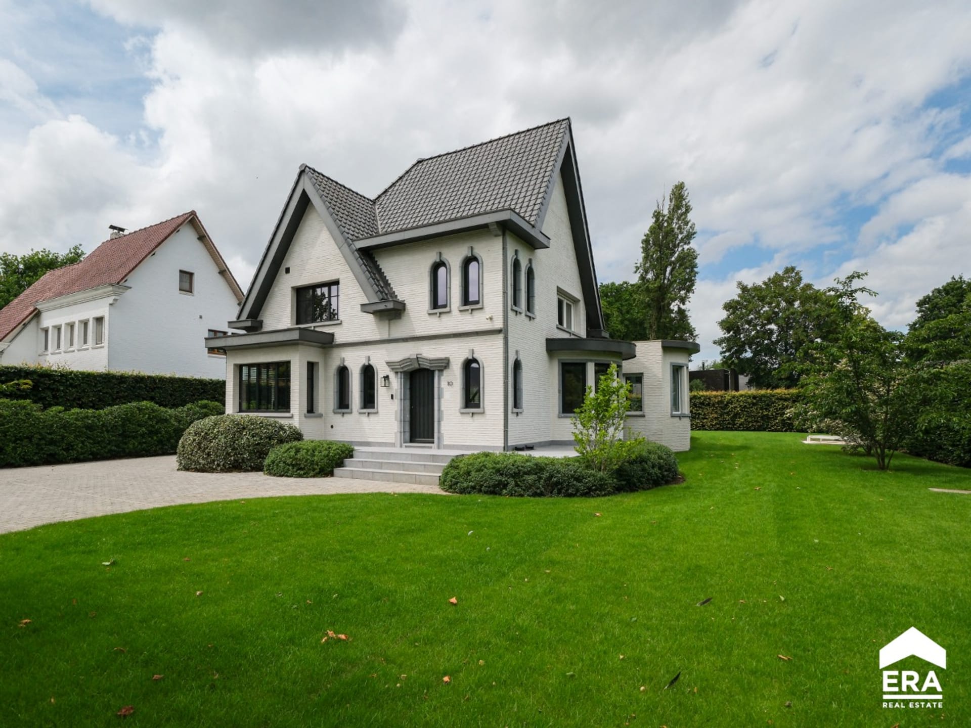3-room house & single family of 243 m²