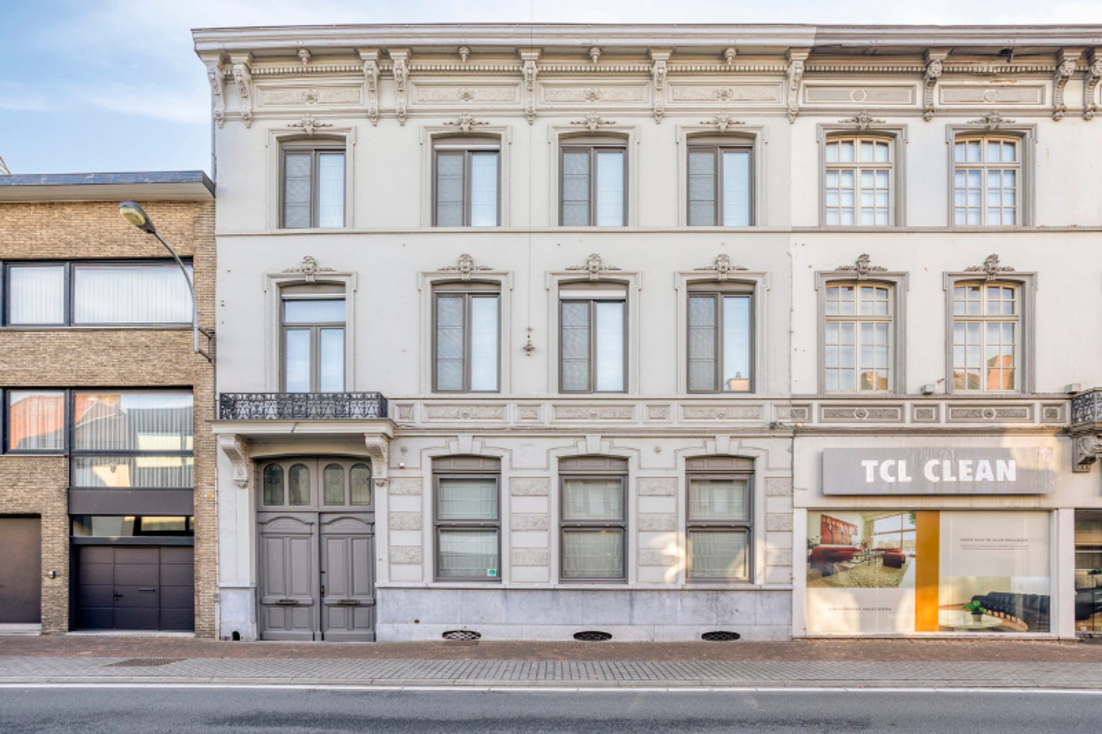 8-room house & single family of 594 m²